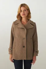 Chaquetón marrón de lana con cuello, abrochadura simple con botón en el cuello, bolsillos ojal y detalle de martingala en mangas.