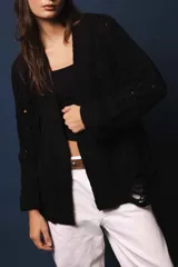 Saco tejido con ochos y calado, silueta ligeramente oversize.