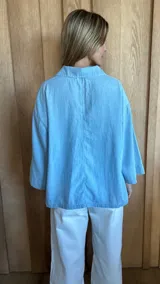 Blusón de manga 3/4 con cuello en V, color crudo.