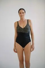 Malla enteriza negra con estampado de lunares blancos en la parte superior y drapeado en la cintura.