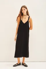 Vestido midi negro con breteles de encaje y detalle de tachas termo adhesivas.