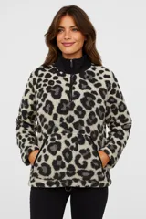 Buzo de poliéster con estampado animal print en tonos beige y gris, cuello alto negro con cierre de cremallera parcial y bolsillo tipo canguro.