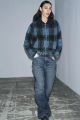 Jeans de tiro alto, estilo balloon leg, largo completo. Denim azul oscuro con efecto lavado y cinco bolsillos.