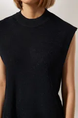 Musculosa azul noche de poliéster con cuello alto y corte ancho.