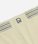 Calzoncillo bóxer gris de poliamida con cintura elástica a rayas y logo de la marca en el centro.