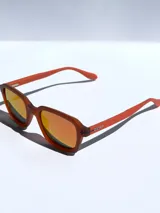 Lentes de sol color marrón con armazón rectangular y lentes polarizadas.