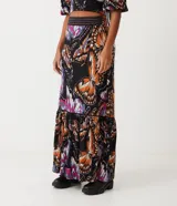 Pollera midi de viscosa con estampado de mariposas, cintura elastizada con pespuntes de colores y ruedo fruncido.