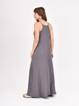 Vestido largo gris de breteles finos y corte recto.