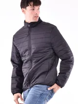 Campera acolchada color verde militar, con cuello mao y cierre frontal con cremallera.