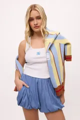 Musculosa marrón de lycra y algodón, con logo bordado en color amarillo.