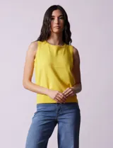 Musculosa tejida color fucsia de hilado fino, con cuello redondo y sisas amplias.