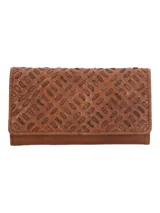 Billetera de cuero color marrón con diseño trenzado en la solapa y cierre con broche imantado. Cuenta con ocho compartimentos para tarjetas, bolsillo interno con broche para monedas, compartimento para billetes y bolsillo trasero con cierre.