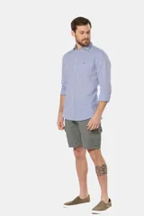 Bermuda color beige de corte recto, con bolsillos cargo laterales y confeccionada en lino.