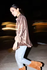 Chaqueta corte camisa de lentejuelas color cobre con acabado mate y corte oversized.
