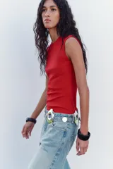 Top de manga sisa color marrón oscuro, con cuello redondo y corte ajustado.