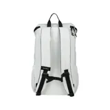 Mochila New Balance unisex de color blanco con logo negro, cierre superior con cordón y tapa con hebilla, bolsillo frontal con tapa y bolsillos laterales de malla.