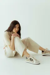 Championes negros de cuero con detalle de estrella plateada y talón plateado.