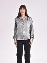 Camisa plateada de manga larga con puños abullonados y cuello clásico.