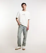 Pantalón masculino de jean con lavado dirty, modelo loose, cintura con trabilla y bolsillos.