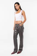 Pantalón de denim gris metalizado, corte recto y tiro medio.