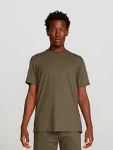 Camiseta básica de manga corta, cuello redondo y calce regular, color rojo jaspeado.