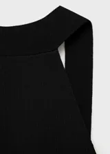 Vestido corto negro de tejido de punto fino con cuello halter y diseño entallado sin mangas.
