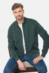 Campera de felpa verde oscuro con cuello alto y cierre frontal.
