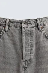 Pantalón de jean azul de corte recto, con cinco bolsillos, efecto lavado y cierre frontal con botonadura.