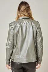 Campera tipo jeanera de cuero color peltre, con cuello clásico, cierre frontal con botones metálicos y dos bolsillos con solapa en el pecho.