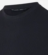Remera de hombre confeccionada en algodón y poliéster, de corte regular, manga corta, cuello redondo y textura waffle.