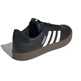 Championes Adidas VL Court 3.0 de hombre, color negro con detalles en blanco y suela marrón. Zapatillas de estilo urbano con las tres tiras clásicas de Adidas en los laterales.