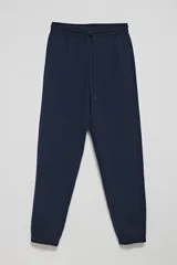 Pantalón deportivo jogger azul marino con cintura elástica ajustable con cordón.