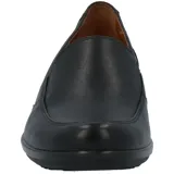 Zapato de cuero liso negro, tipo mocasín, con elástico en la parte superior del empeine y taco bajo.