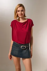 Remera manga corta color borgoña, de poliéster, corte al cuerpo y cuello buche.