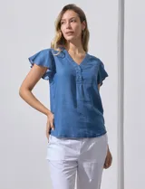 Blusa celeste de tencel con escote en V y botones. Tiene mangas cortas con volados. Marca Alex & Parker.