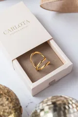 Anillo abierto irregular de acero quirúrgico con baño de oro de 18k.