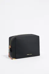 Neceser negro de nylon con logo dorado de la marca Bimba y Lola. Tiene cierre con cremallera dorada, tirador de piel y un bolsillo interior.