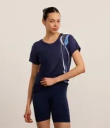 Remera deportiva de microfibra texturizada color azul marino, con cuello redondo, mangas cortas y estampa lateral de ondas en tonos celeste, azul y blanco.