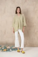 Blusa de lino de manga 3/4, con escote en V y corte asimétrico.
