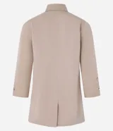 Blazer regular de sastrería color beige, con cuello solapa, sin botón, con bolsillos y detalle de pliegues en las mangas.
