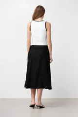 Falda midi cruzada color negro, confeccionada en lino.