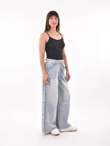 Musculosa negra de breteles finos y corte ajustado.