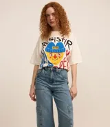 Pantalón cargo de jeans con lavado dirty, corte holgado, bolsillos laterales y trabillas en la cintura.
