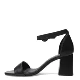 Sandalias de cuero color marrón con taco ancho y pulsera ajustable al tobillo.