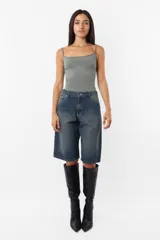 Top tipo musculosa básica de breteles finos color gris.