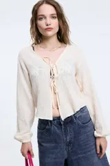 Camisa marrón de manga larga con lazo en el frente.