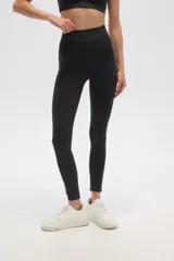 Calza larga color marrón, de tiro alto y corte ajustado.