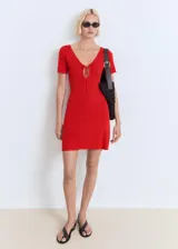 Vestido corto rojo de punto fino con escote de pico y detalle de lazo.