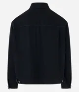 Campera trucker masculina de jeans negro, con cuello inglés, manga larga ajustada, cierre abotonado, bolsillos delanteros y sin estampa.