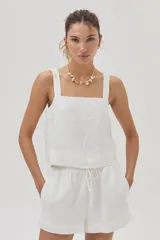 Top blanco de lino con escote cuadrado y tiras anchas.